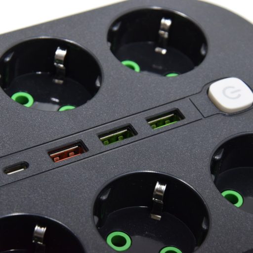 Hálózati elosztó 6 db konnektor aljzattal, 3 db USB-vel és 1 db USB-C-vel / 200 cm hosszabbító